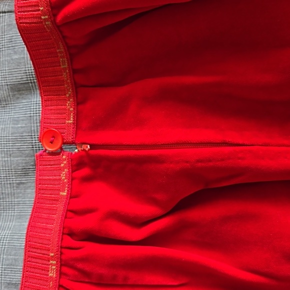 Vintage red pencil skirt with YSL button - Picture 5 of 7